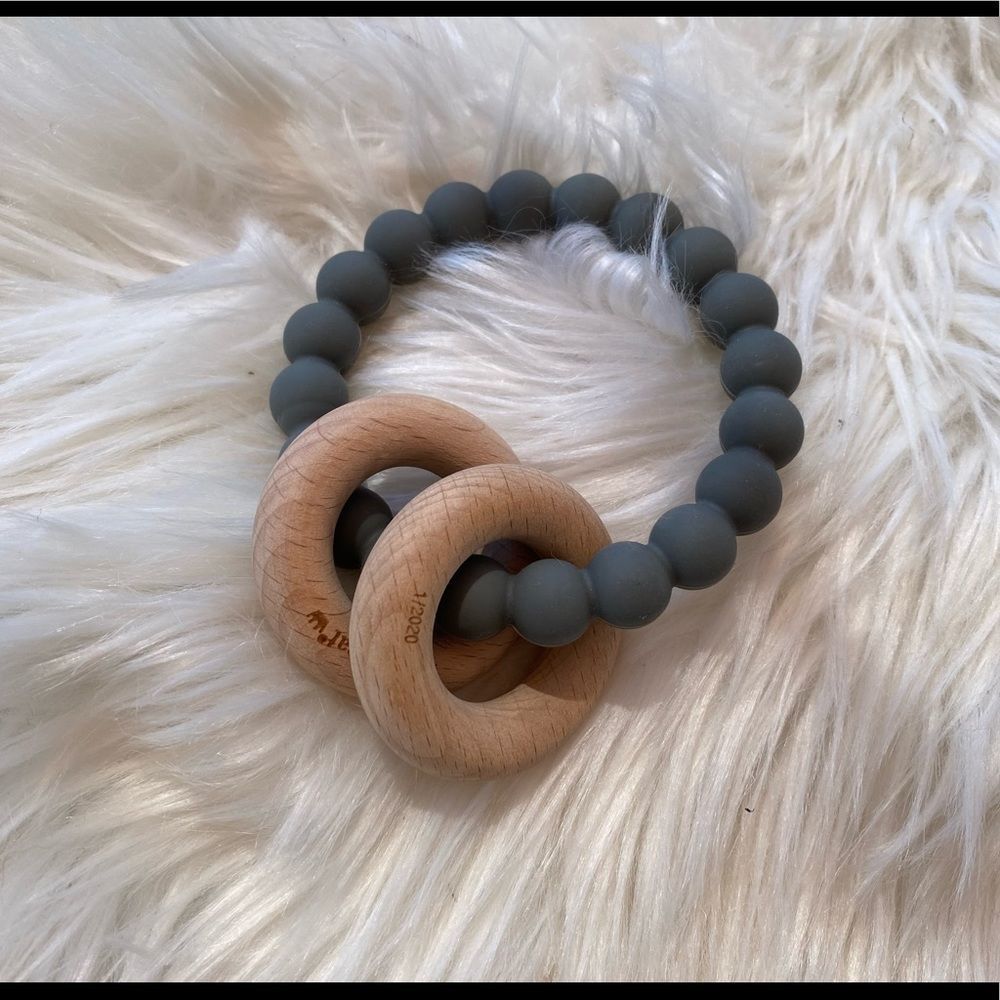 Rubber and wood teething ring - Picture 2 of 3